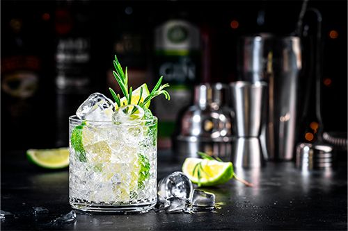Gin & Tonic ค็อกเทลกลิ่นหอมของจิน เสิร์ฟในแก้วใสพร้อมเลมอนและน้ำแข็ง